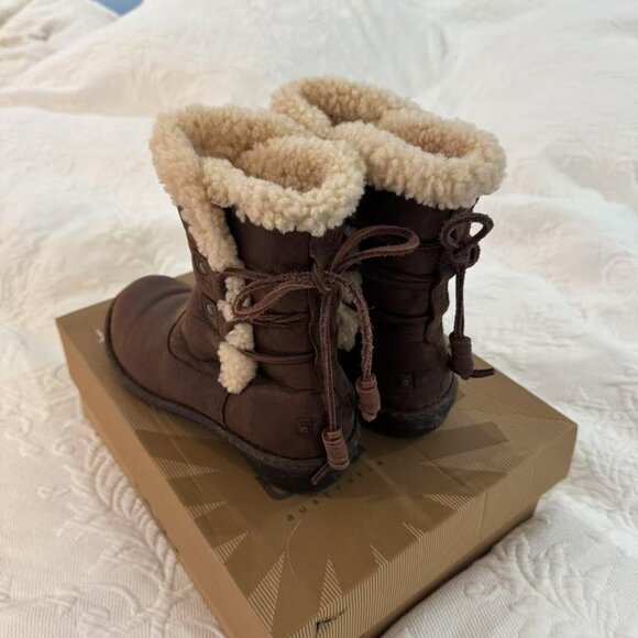 UGG Women’s Akadia Boots (Size 7) - Picture 3 of 3